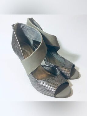 Seychelles Peep Open Toe D’Orsay Heels With Perforated Details Size 7.5 Metallic